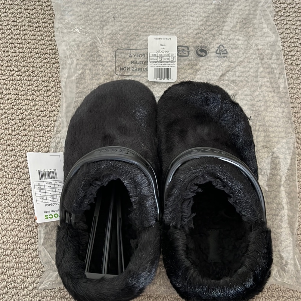 Black classic fur sure Crocs